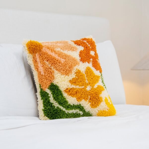 PRETTY PETALS EARTHY - Latch Hook Cushion Kit unique