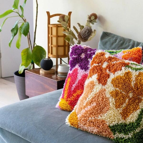 PRETTY PETALS EARTHY - Latch Hook Cushion Kit unique
