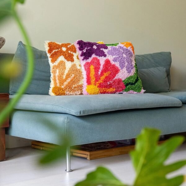 PRETTY PETALS EARTHY - Latch Hook Cushion Kit unique