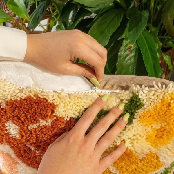 PRETTY PETALS EARTHY - Latch Hook Cushion Kit unique